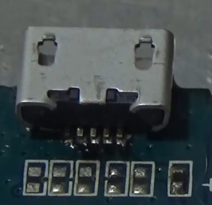 Cómo cambiar un conector micro USB que se encuentra dañado